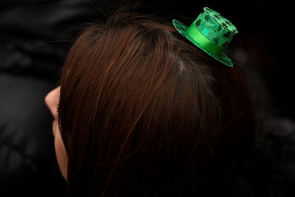 Маленькая зеленая шляпка на даме-участнице парада в Дублине - Sputnik Литва