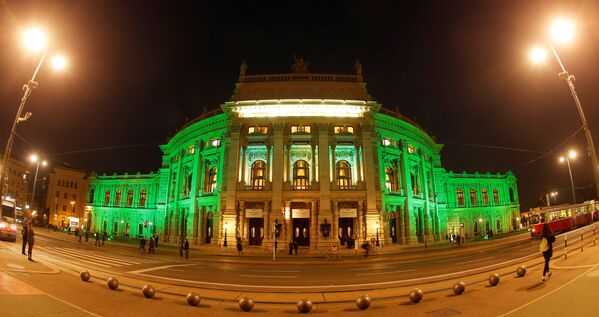 Бургтеатр (Театр Императорского двора) подсветили зеленым в Австрии - Sputnik Литва