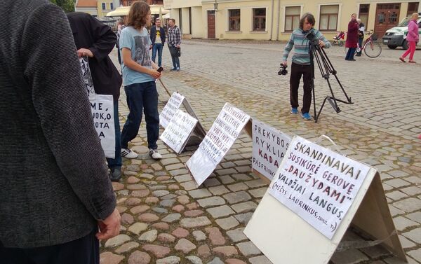 Su savimi piliečiai atsinešė plakatus - Sputnik Lietuva