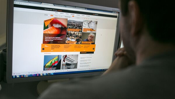 Пользователь читает новости на портале Sputnik Литва - Sputnik Литва