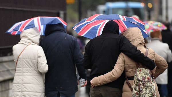 Люди в Лондоне под зонтиками - Sputnik Lietuva