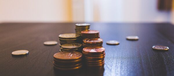 Стопка монет на столе, архивное фото - Sputnik Литва
