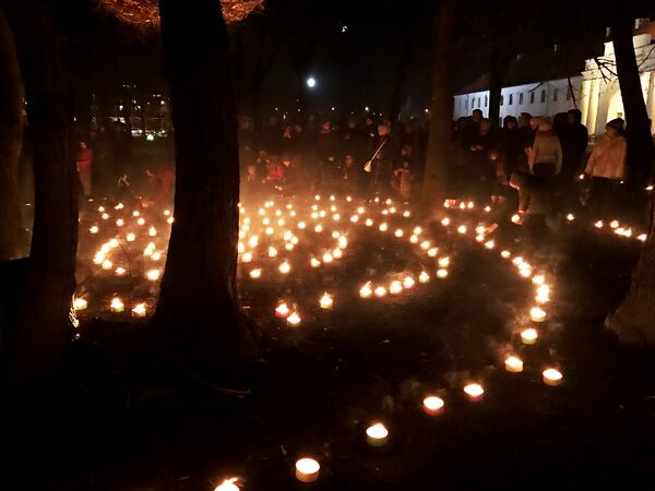 Толпа людей на празднике Весеннего равноденствия около Национального исторического музея Толпа людей на празднике Весеннего равноденствия около Национального исторического музея - Sputnik Литва