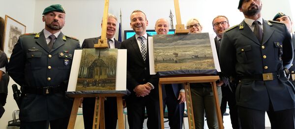 Директор музея Винсента ван Гога в Амстердаме позирует с двумя найденными картинами - Sputnik Литва