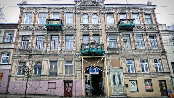 Балкон старого здания на улице Соду решили поддержать деревянными балками, пока он терпеливо ждет ремонта - Sputnik Литва