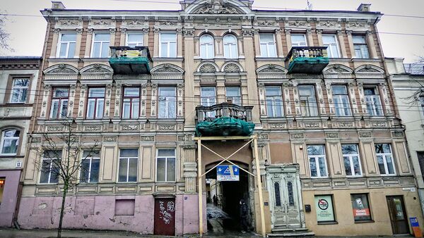 Балкон старого здания на улице Соду решили поддержать деревянными балками, пока он терпеливо ждет ремонта - Sputnik Литва