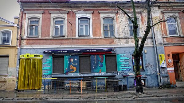 Стены небольшого кафе недалеко от вокзала украсили работы уличных художников - Sputnik Lietuva