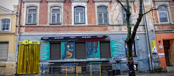 Стены небольшого кафе недалеко от вокзала украсили работы уличных художников - Sputnik Литва