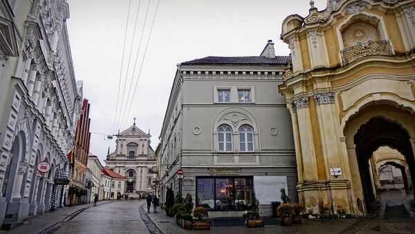 В Вильнюсе очень много разных арок, а на улице Аушрос Вартай – одна из самых красивых - Sputnik Lietuva