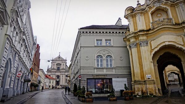В Вильнюсе очень много разных арок, а на улице Аушрос Вартай – одна из самых красивых - Sputnik Lietuva