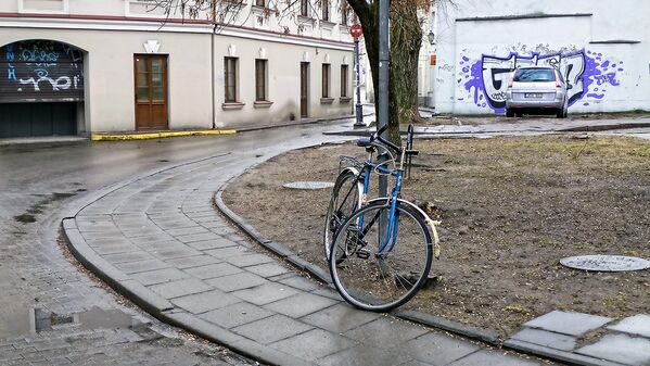 Кто-то оставил велосипед на улице Святого Николая, как напоминание о том, что весна уже наступила - Sputnik Lietuva
