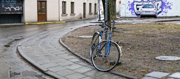 Кто-то оставил велосипед на улице Святого Николая, как напоминание о том, что весна уже наступила - Sputnik Литва