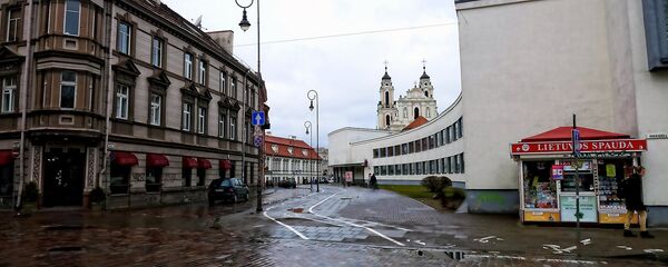 Школа имени Соломеи Нерис и газетный киоск на улице Доминикону Школа имени Соломеи Нерис и газетный киоск на улице Доминикону - Sputnik Lietuva