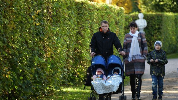 Молодая семья гуляет по парку, архивное фото - Sputnik Lietuva