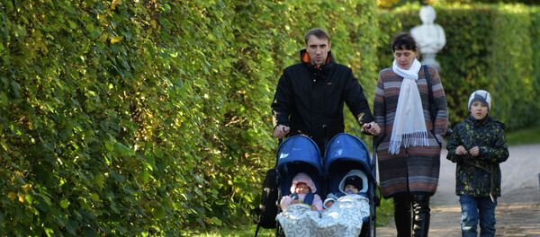 Молодая семья гуляет по парку, архивное фото Молодая семья гуляет по парку, архивное фото - Sputnik Lietuva