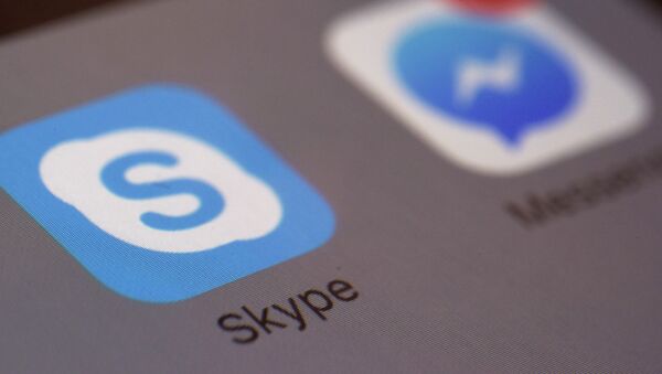 Иконка приложения Skype на мобильном телефоне, архивное фото - Sputnik Литва