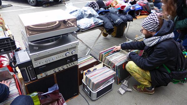 Молодые люди в поисках интересных виниловых пластинок Молодые люди в поисках интересных виниловых пластинок - Sputnik Литва