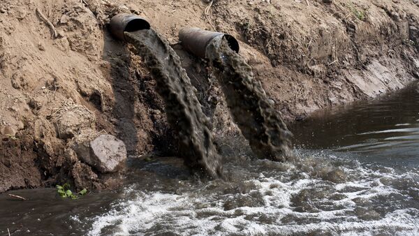 Загрязнение реки сточными водами, архивное фото - Sputnik Литва