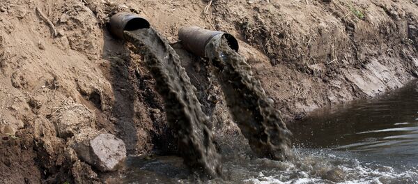 Загрязнение реки сточными водами, архивное фото - Sputnik Литва