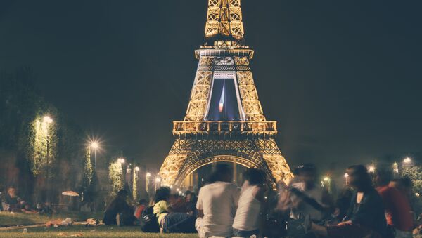 Люди сидят у Эйфелевой башни в Париже - Sputnik Lietuva