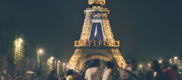 Люди сидят у Эйфелевой башни в Париже Люди сидят у Эйфелевой башни в Париже - Sputnik Lietuva