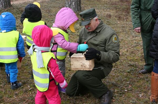 Лесники с детьми - Sputnik Литва