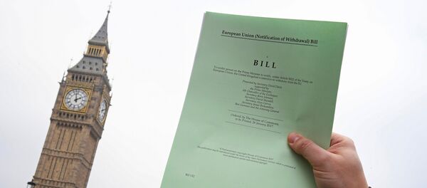 Журналист держит копию документа о запуске Brexit - Sputnik Литва