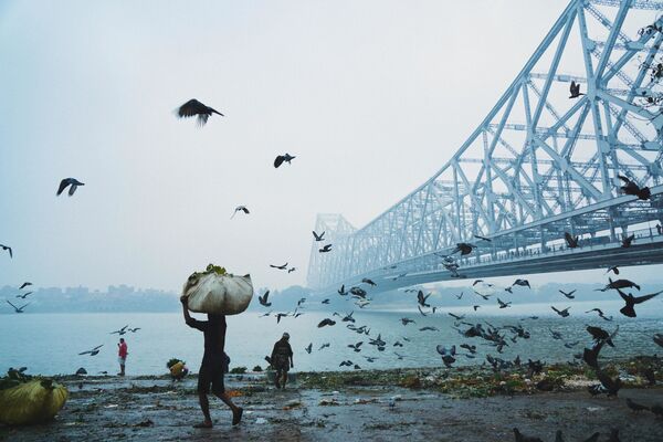 Снимок Howrah Bridge бангладешского фотографа Mohammad Amir Hamja, победивший в Национальном конкурсе 2017 Sony World Photography Awards - Sputnik Литва