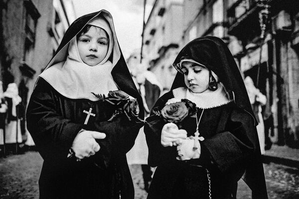 Снимок Holy Friday of ENNA итальянского фотографа Salvatore  Mazzeo, победивший в Национальном конкурсе 2017 Sony World Photography Awards - Sputnik Lietuva