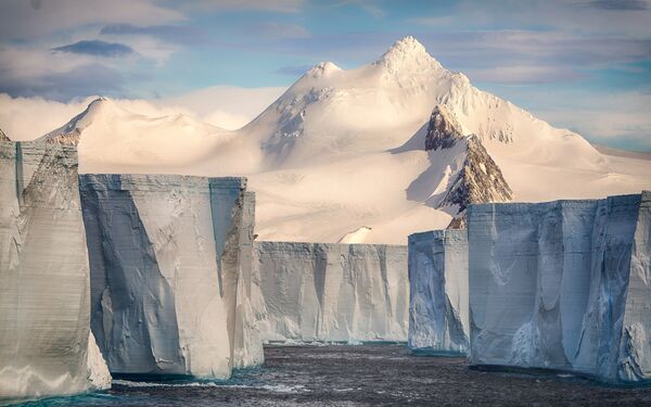 Снимок Tabular iceberg французского фотографа Josselin Cornou, победивший в Национальном конкурсе 2017 Sony World Photography Awards - Sputnik Литва