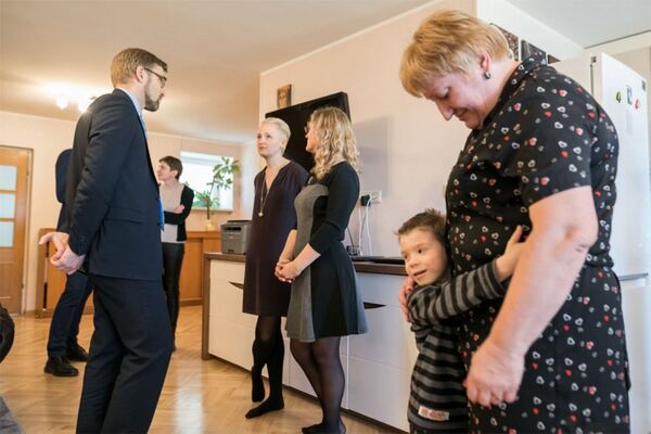 Дети-сироты переезжают из детских домов в квартиры Дети-сироты переезжают из детских домов в квартиры - Sputnik Lietuva