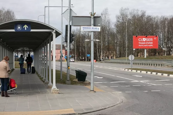 Приветственный плакат возле аэропорта в Вильнюсе Приветственный плакат возле аэропорта в Вильнюсе - Sputnik Lietuva