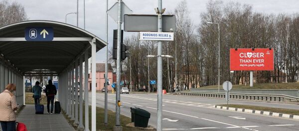 Приветственный плакат возле аэропорта в Вильнюсе Приветственный плакат возле аэропорта в Вильнюсе - Sputnik Lietuva