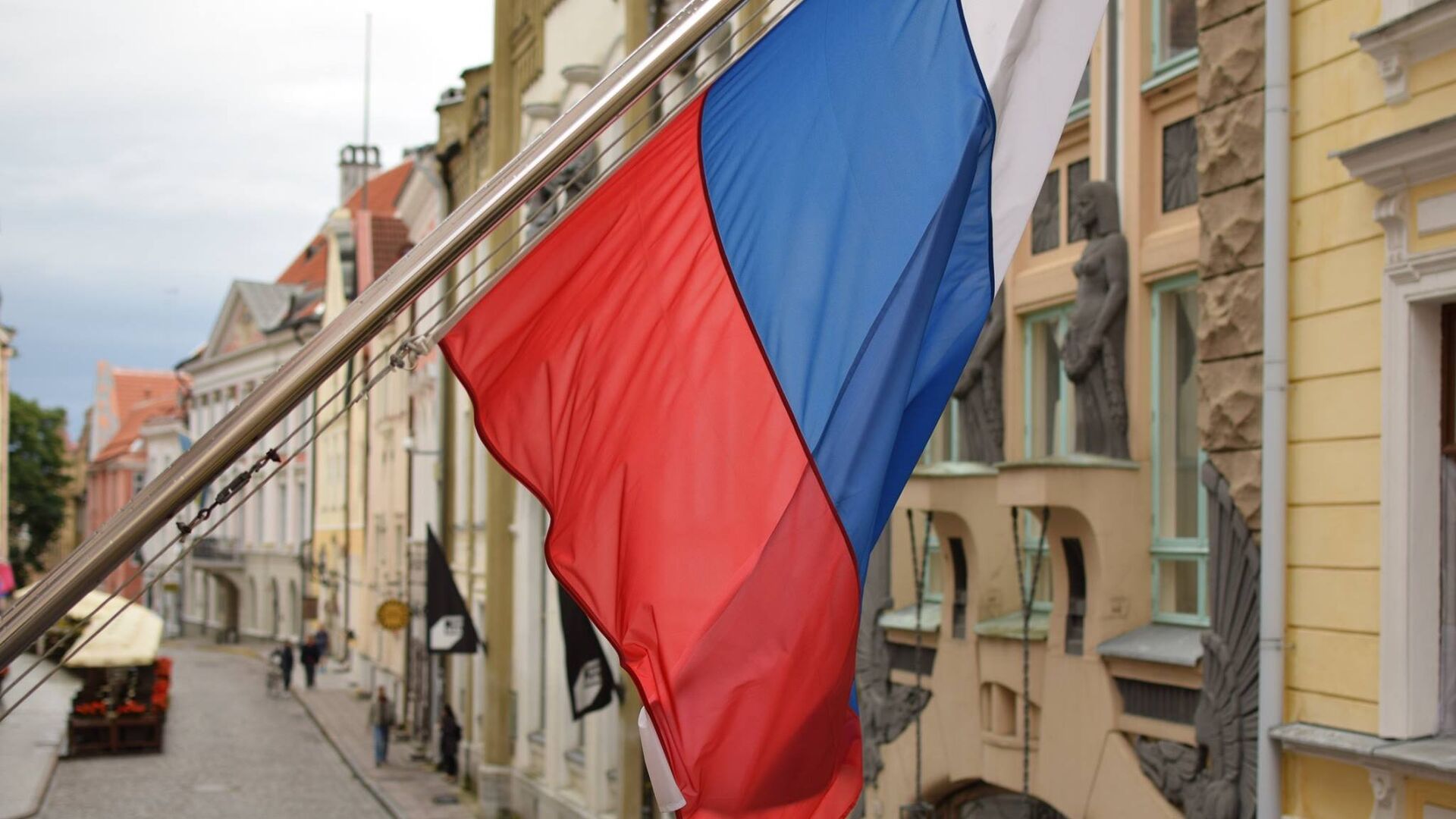 Флаг России на здании посольства в Таллинне. - Sputnik Lietuva, 1920, 07.05.2022