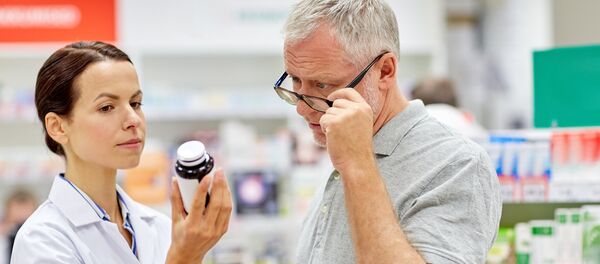 Покупатель в аптеке - Sputnik Литва