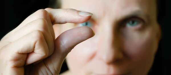 Девушка показывает жест, означающий немного - Sputnik Литва