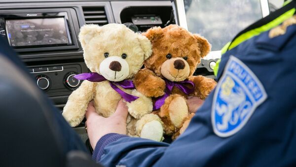 Плюшевые медведи в полицейской машине - Sputnik Lietuva