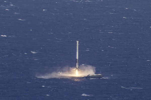 Ракетоноситель SpaceX Falcon 9 успешно приземлился на платформу в Атлантическом океане Ракетоноситель SpaceX Falcon 9 успешно приземлился на платформу в Атлантическом океане - Sputnik Литва