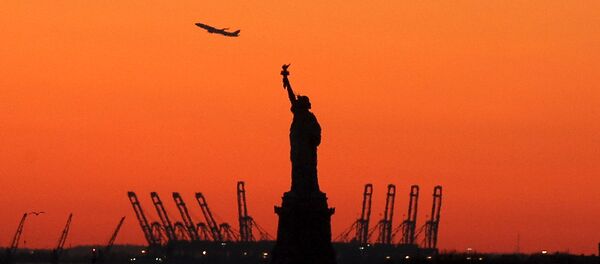 Самолет в Нью-Джерси за статуей Свободы в гавани Нью-Йорка Самолет в Нью-Джерси за статуей Свободы в гавани Нью-Йорка - Sputnik Lietuva