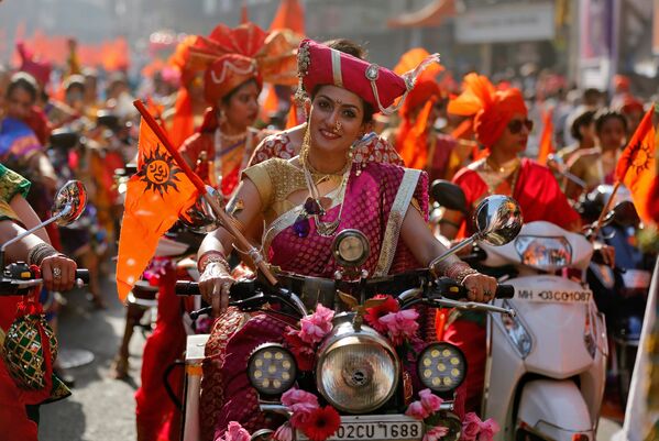 Женщины, одетые в традиционные костюмы, катаются на мотоциклах во время фестиваля Гуди Падва в Мумбаи - Sputnik Литва