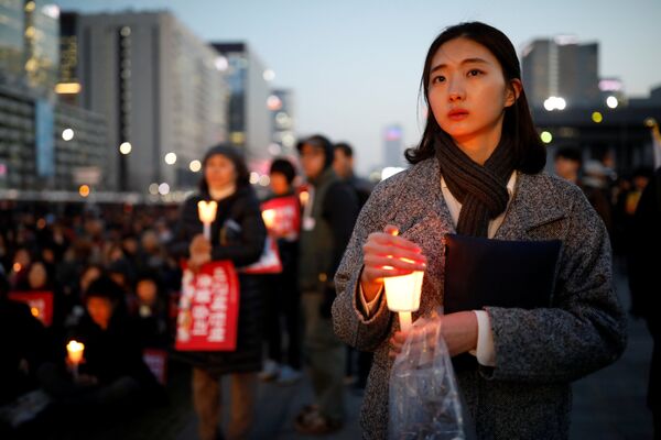 Люди посещают митинг, призывающий к аресту президента в парке Гюн-хэ в центре Сеула, Южная Корея - Sputnik Литва