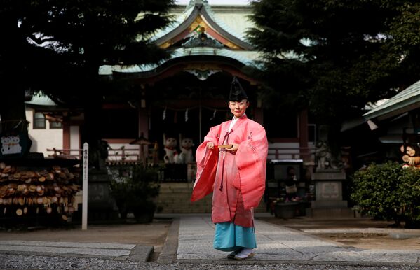 Священник-женщина Томоэ Ичино позирует для снимка в храме Имадо Шрин в Японии - Sputnik Lietuva
