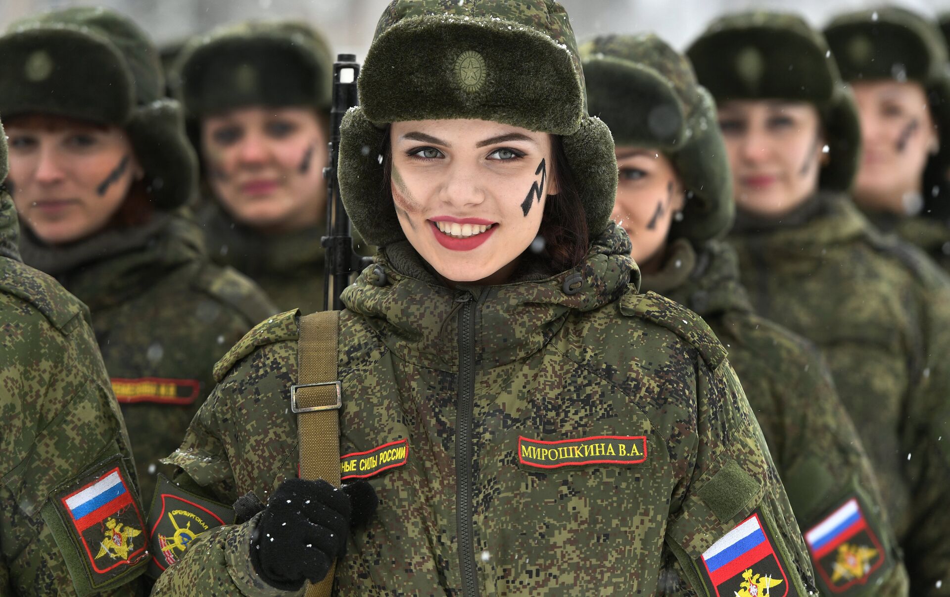 Девочка призывать. Женщины в армии. Женщины в Российской армии. Русские женщины военные. Девушки в русской армии.
