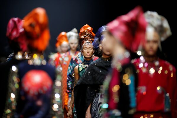 Коллекция осень-зима 2017-2018 индийского дизайнера Маниша Ароры во время Недели моды в Париже - Sputnik Lietuva