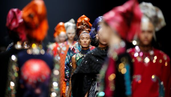 Коллекция осень-зима 2017-2018 индийского дизайнера Маниша Ароры во время Недели моды в Париже - Sputnik Литва