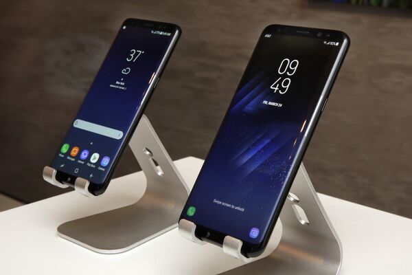 Флагманы Galaxy S8 и Galaxy S8+ Флагманы Galaxy S8 и Galaxy S8+ - Sputnik Литва