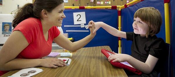 Специалист занимается с ребенком-аутистом Специалист занимается с ребенком-аутистом - Sputnik Lietuva