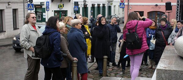 Иностранные туристы на главной площади Ужупис Иностранные туристы на главной площади Ужупис - Sputnik Литва