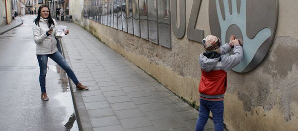 Туристы фотографируются у стены Конституции и Герба Ужупис - Sputnik Lietuva