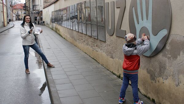 Туристы фотографируются у стены Конституции и Герба Ужупис - Sputnik Lietuva